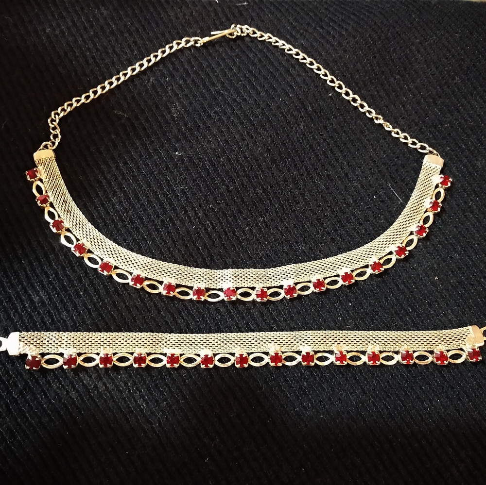 Necklace and bracelet set